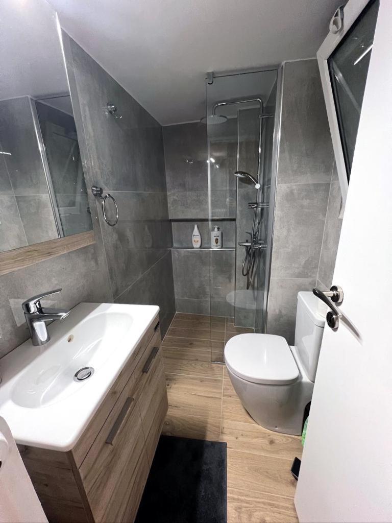 Minimal Apartment Next To The Center Atenas Exterior foto